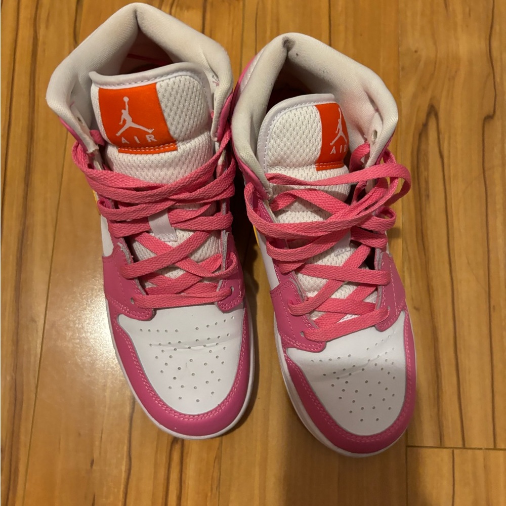 Kids Air Jordan Youth size 6 but can fit women’s 8